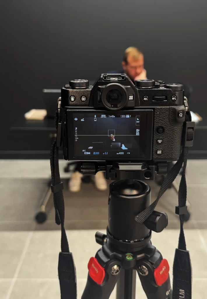 Appareil photo sur trépied prêt pour un shooting